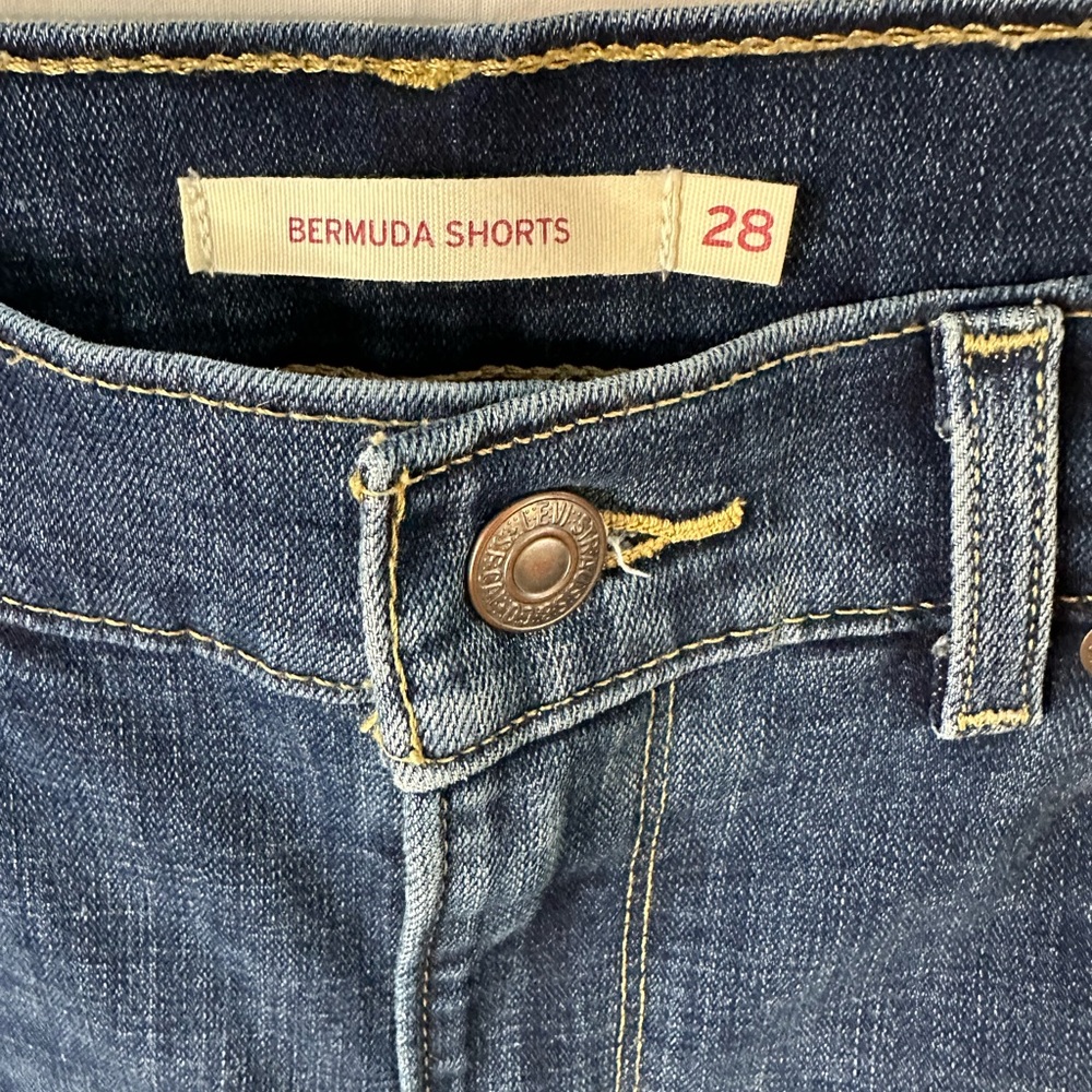 Levi’s Bermuda Denim Shorts Women’s Size 28 Mid Rise Dark Wash Stretch - Picture 2 of 6